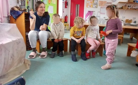 Lucía Ávila en clase con alumnos